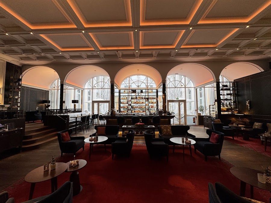 The London Bar at Atlantic Hotel St Georg atmosphere