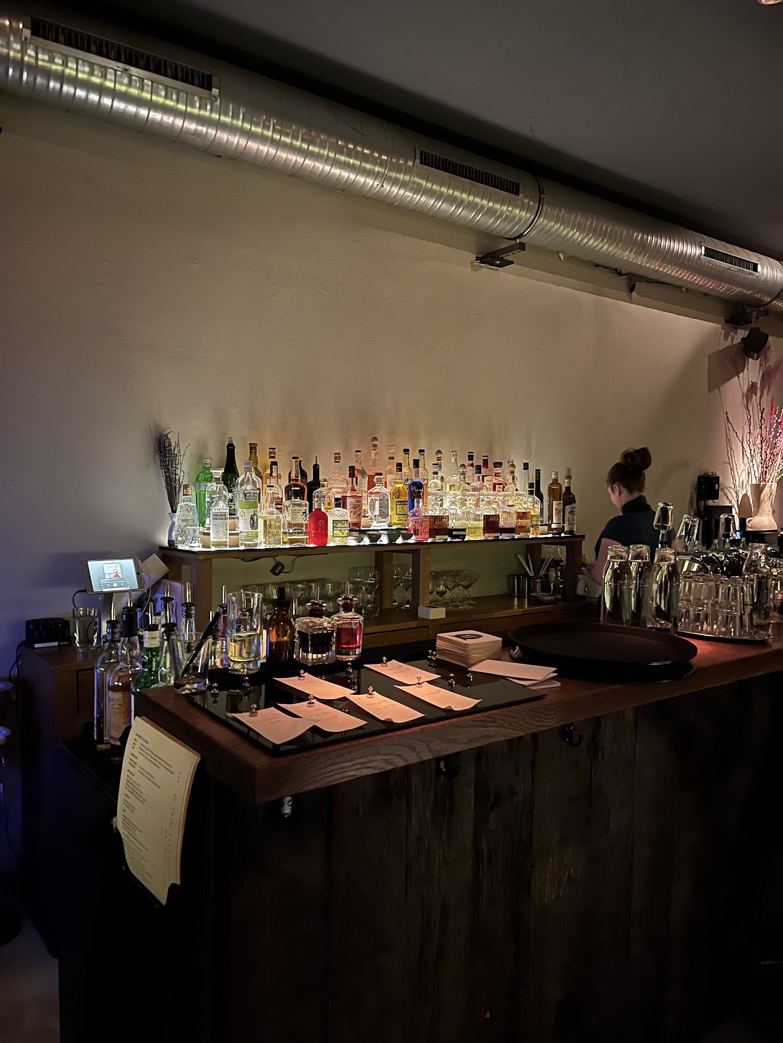 Wohlwill Cocktail Bar Hamburg bar interior