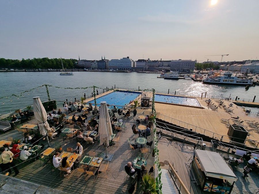 Allas Sea Pool Bar bar service