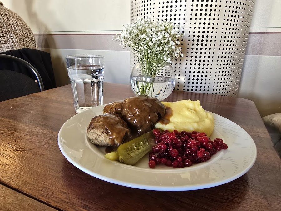 Cafe Engel bar service