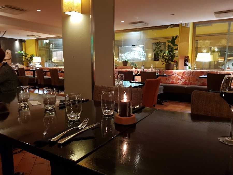 Cafe Papa Albert bar service