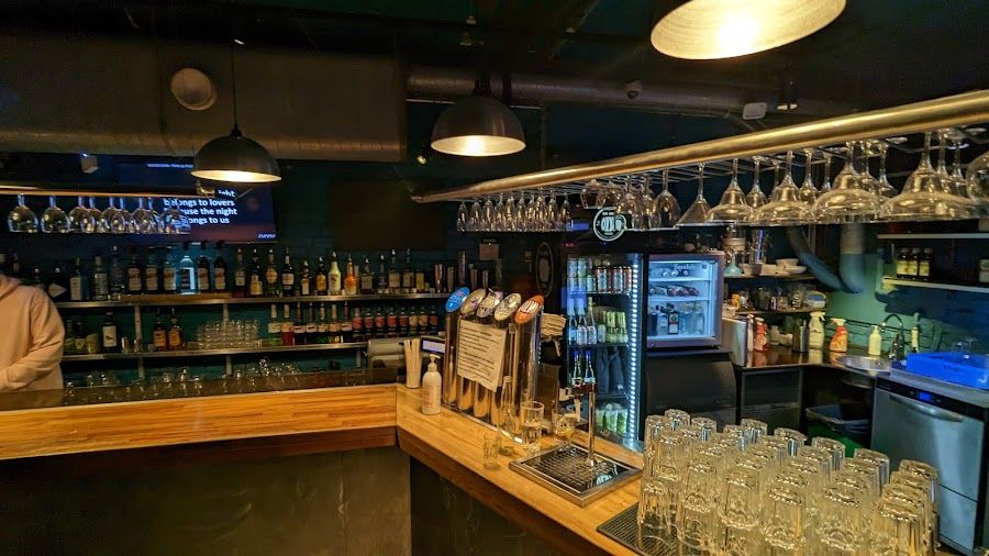 Erottaja Bar Rooftop bar service
