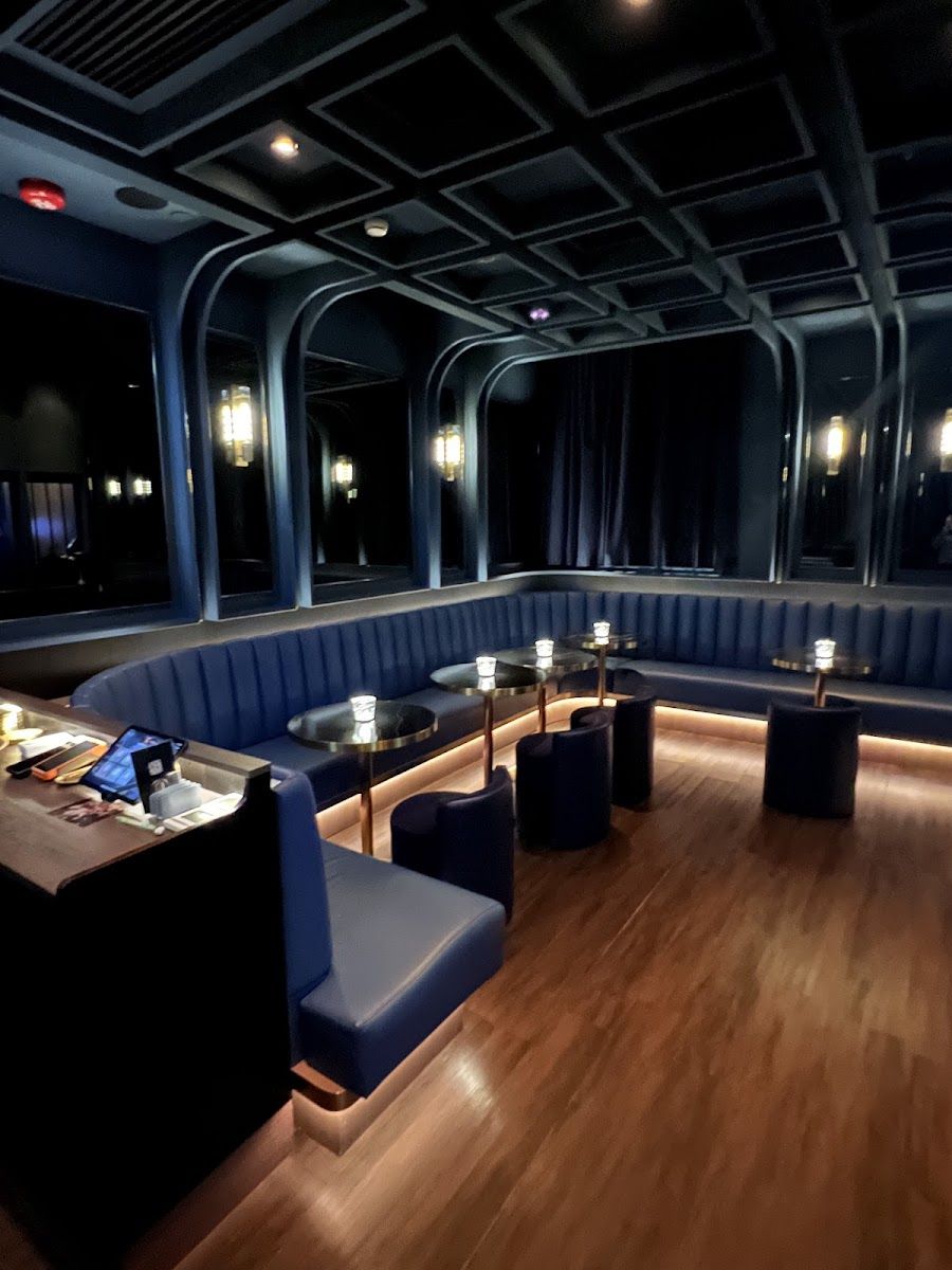HUE Dining Bar bar service