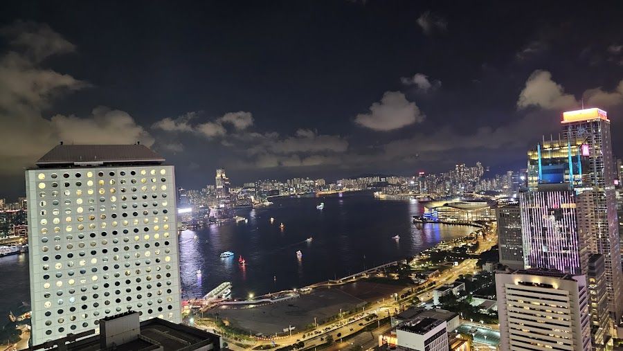 Publico Rooftop Sai Wan atmosphere