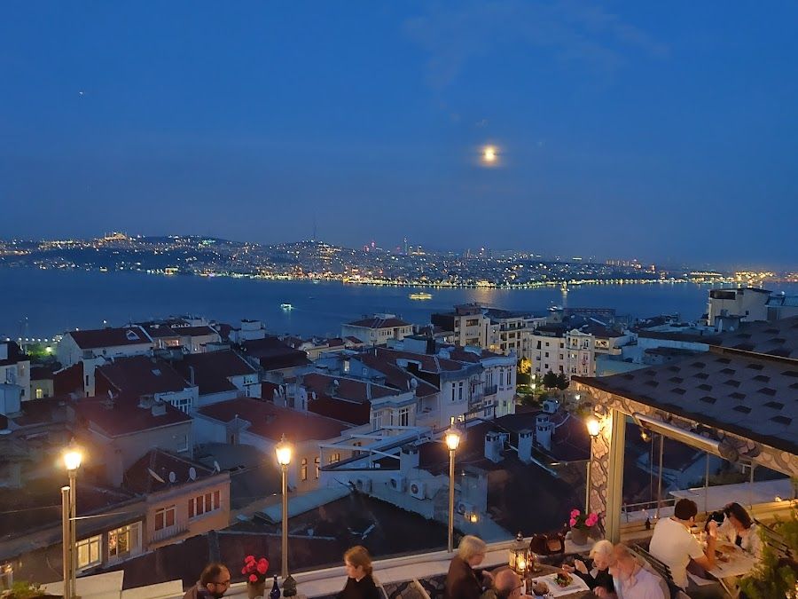 5.Kat Rooftop cocktail at the bar