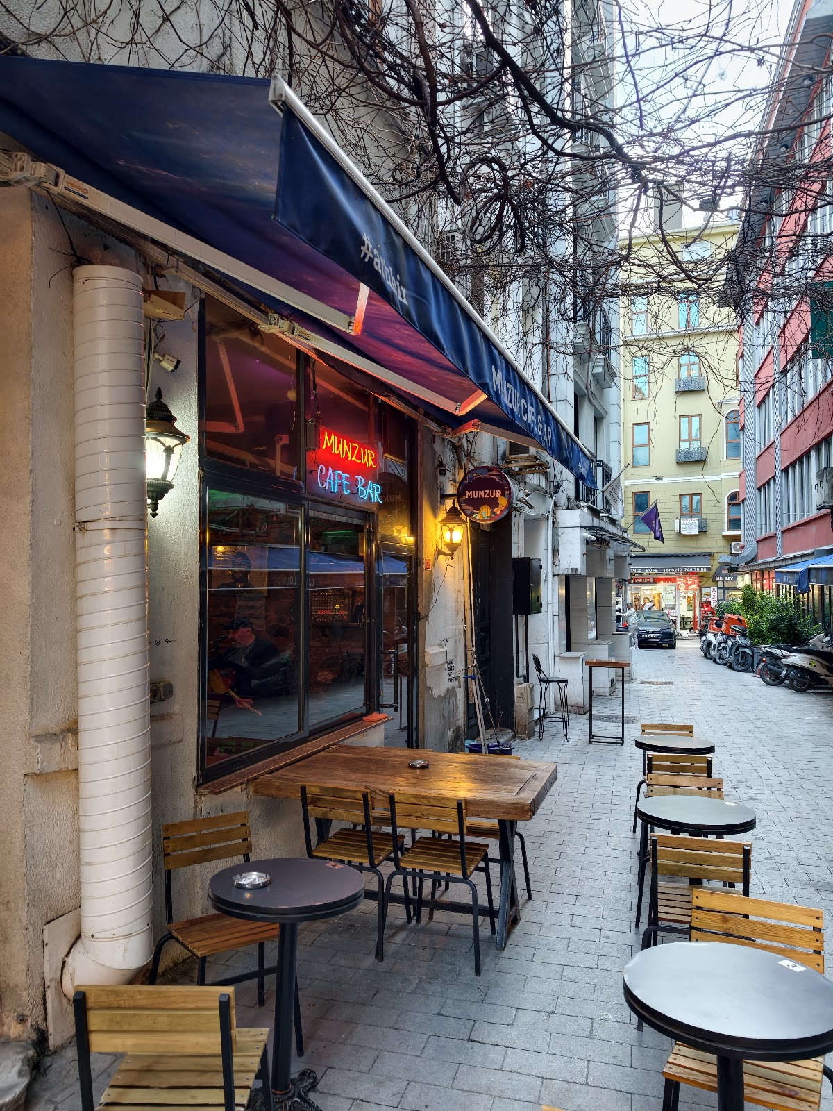 Munzur Cafe Bar, Istanbul