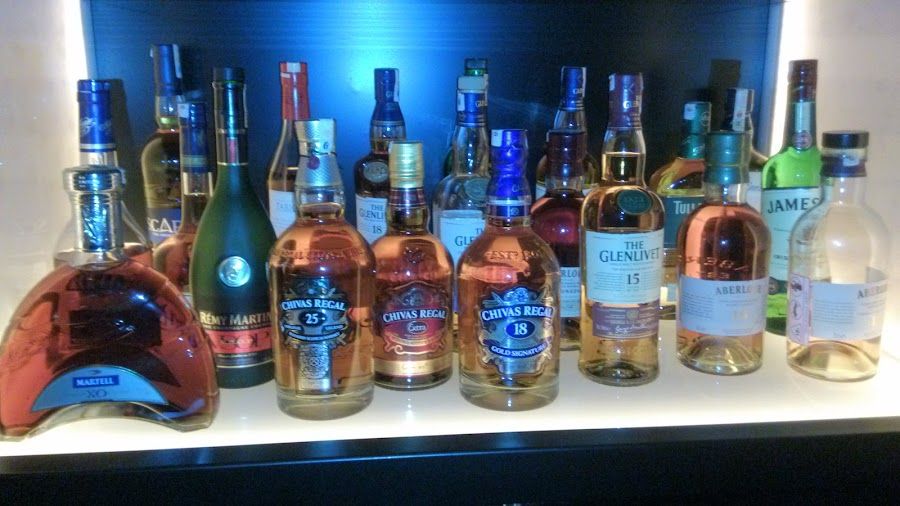Reina bar service