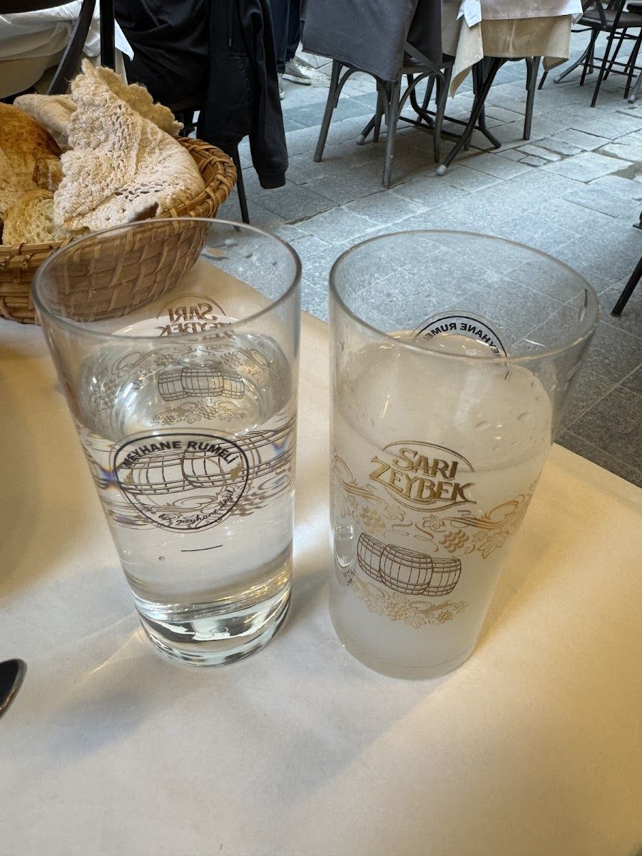 Rumeli Meyhane bar service