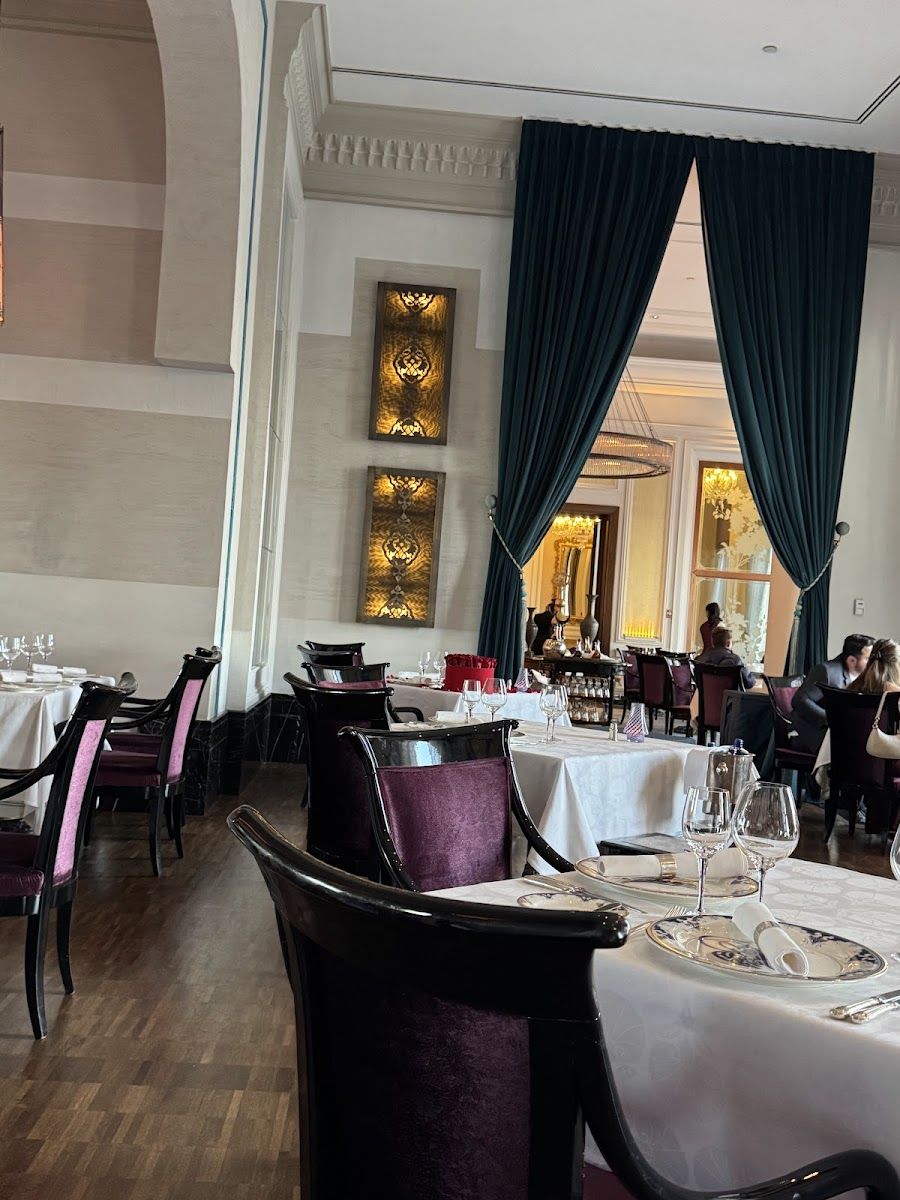 Tugra Bar at Ciragan Palace bar service