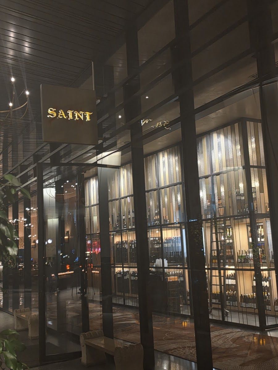 Saint Restaurant Bar bar service