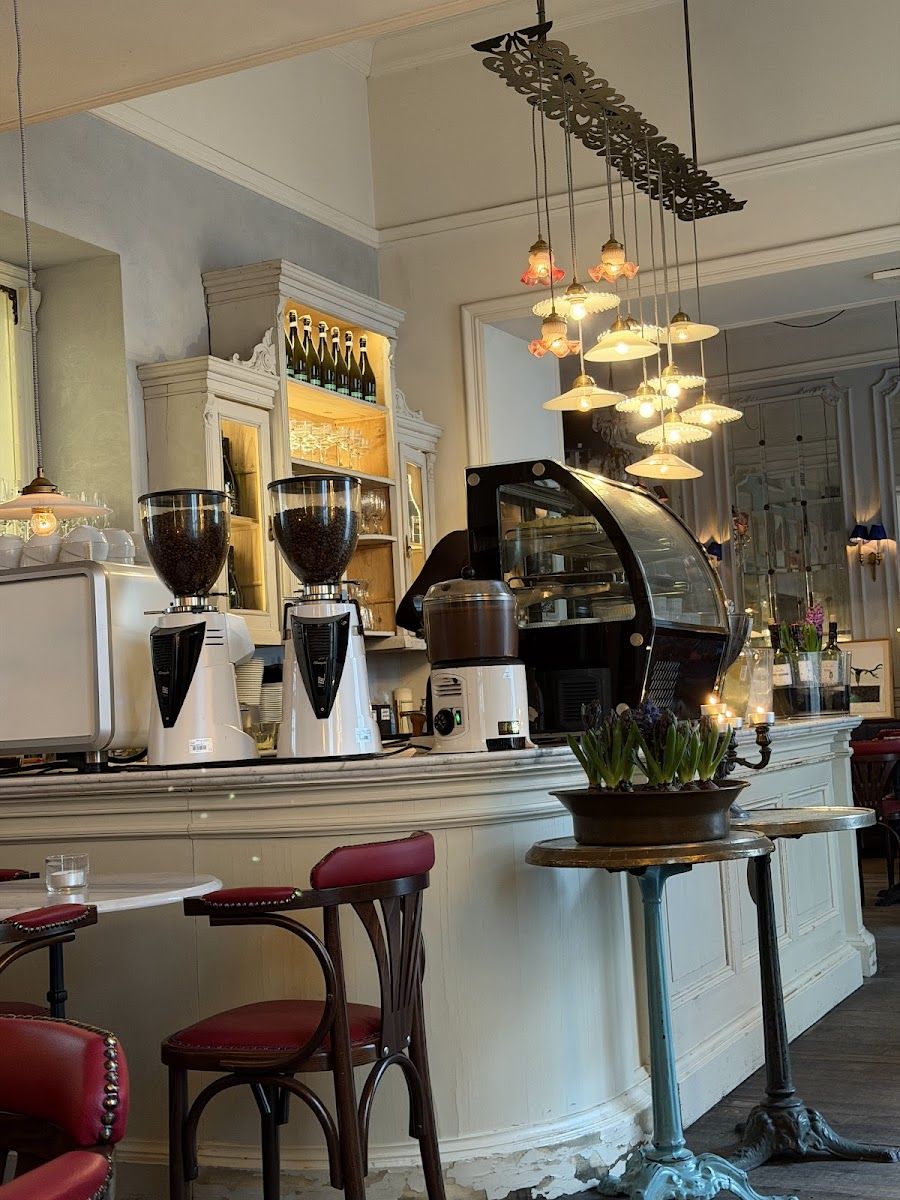 Cafe Camelot bar service