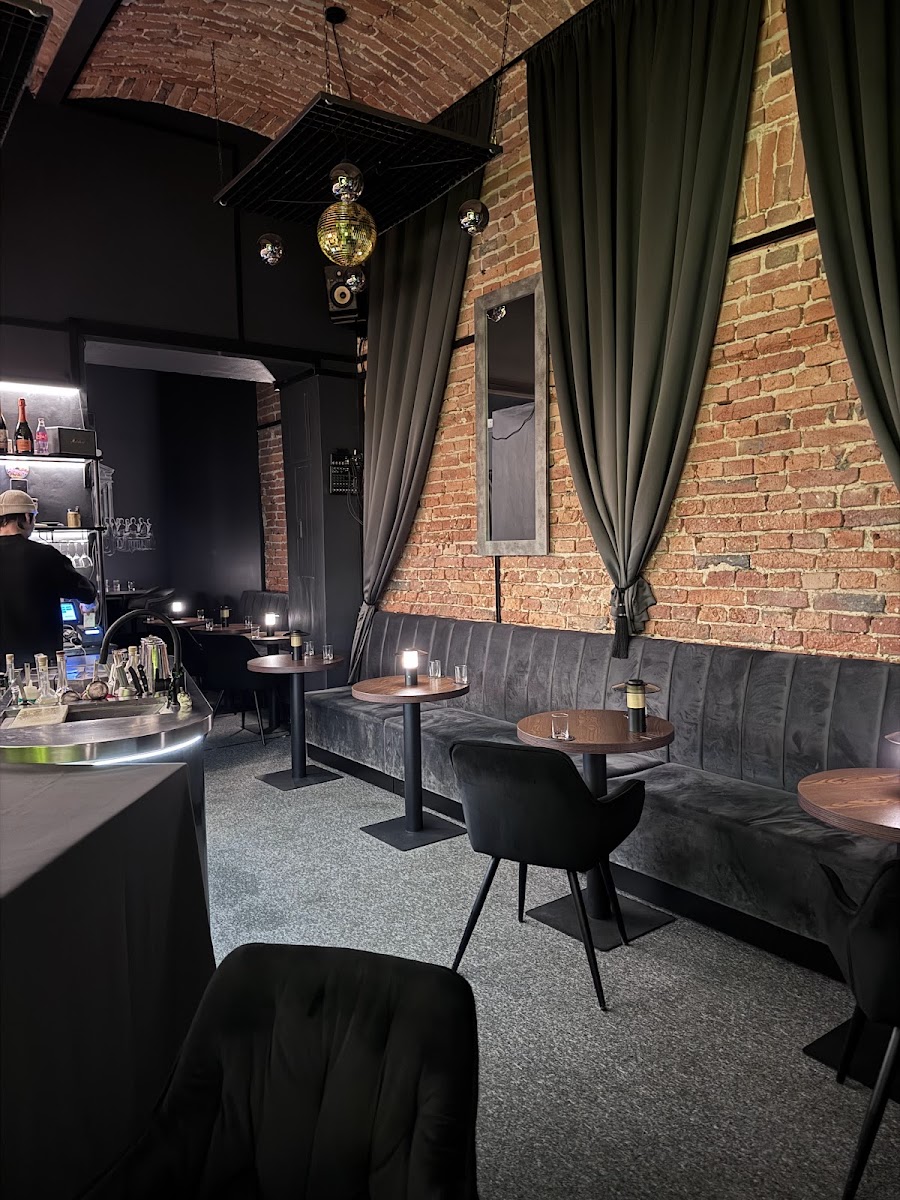Cikoria Cocktail Bar bar service