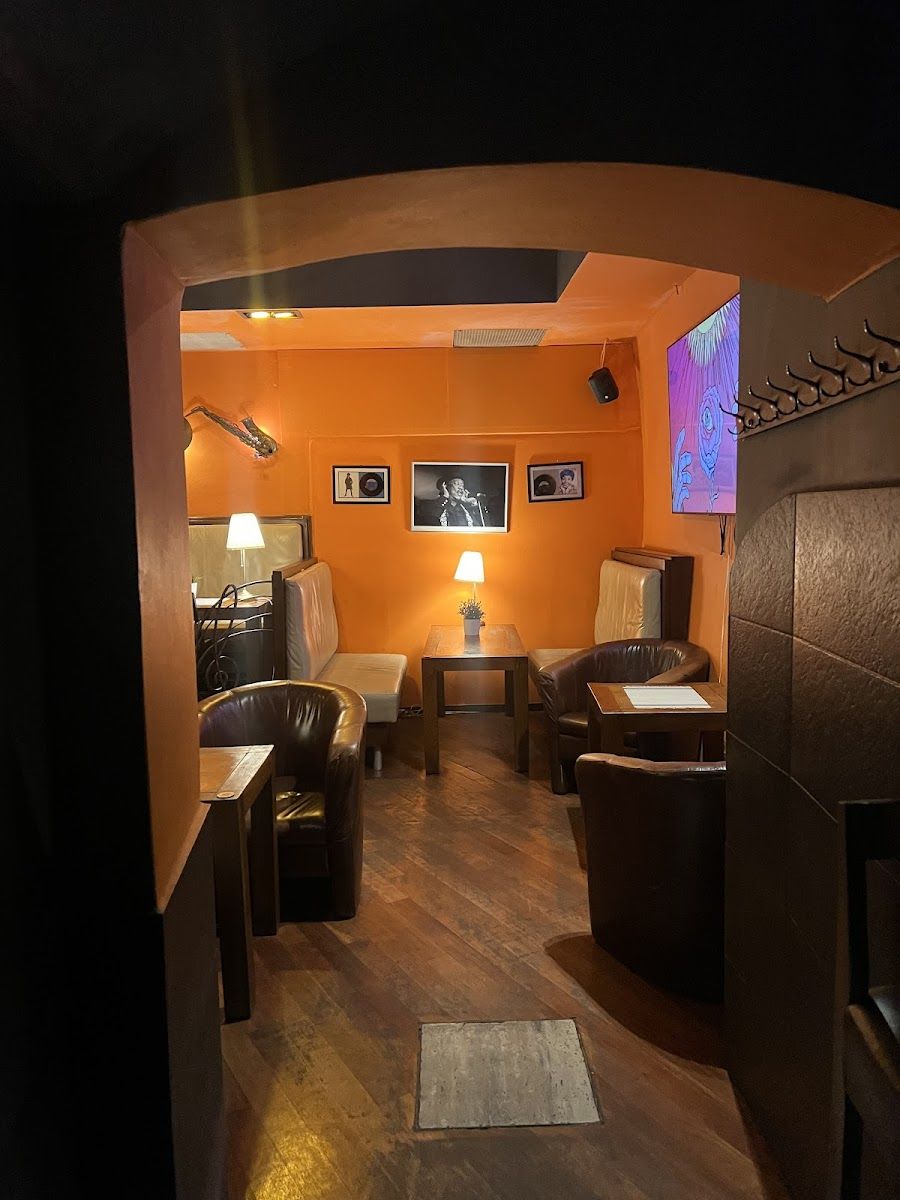 Harris Piano Jazz Bar Old Town atmosphere