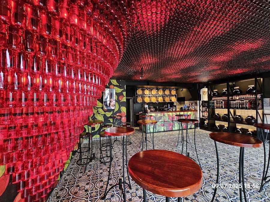 Papryka Wine Bar bar service