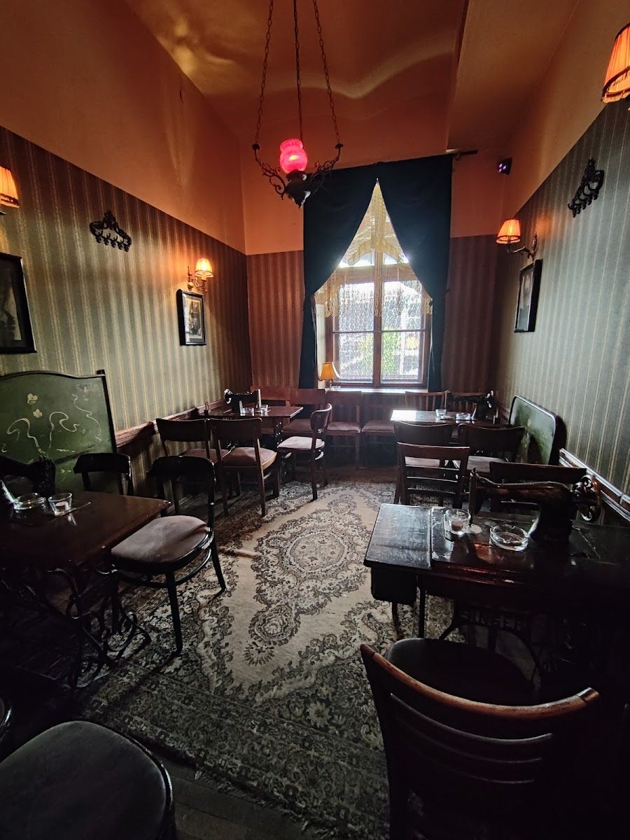 Singer Cafe bar service