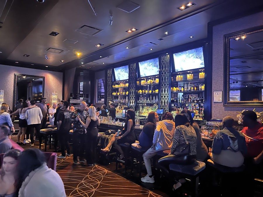 Lily Bar & Lounge bar service