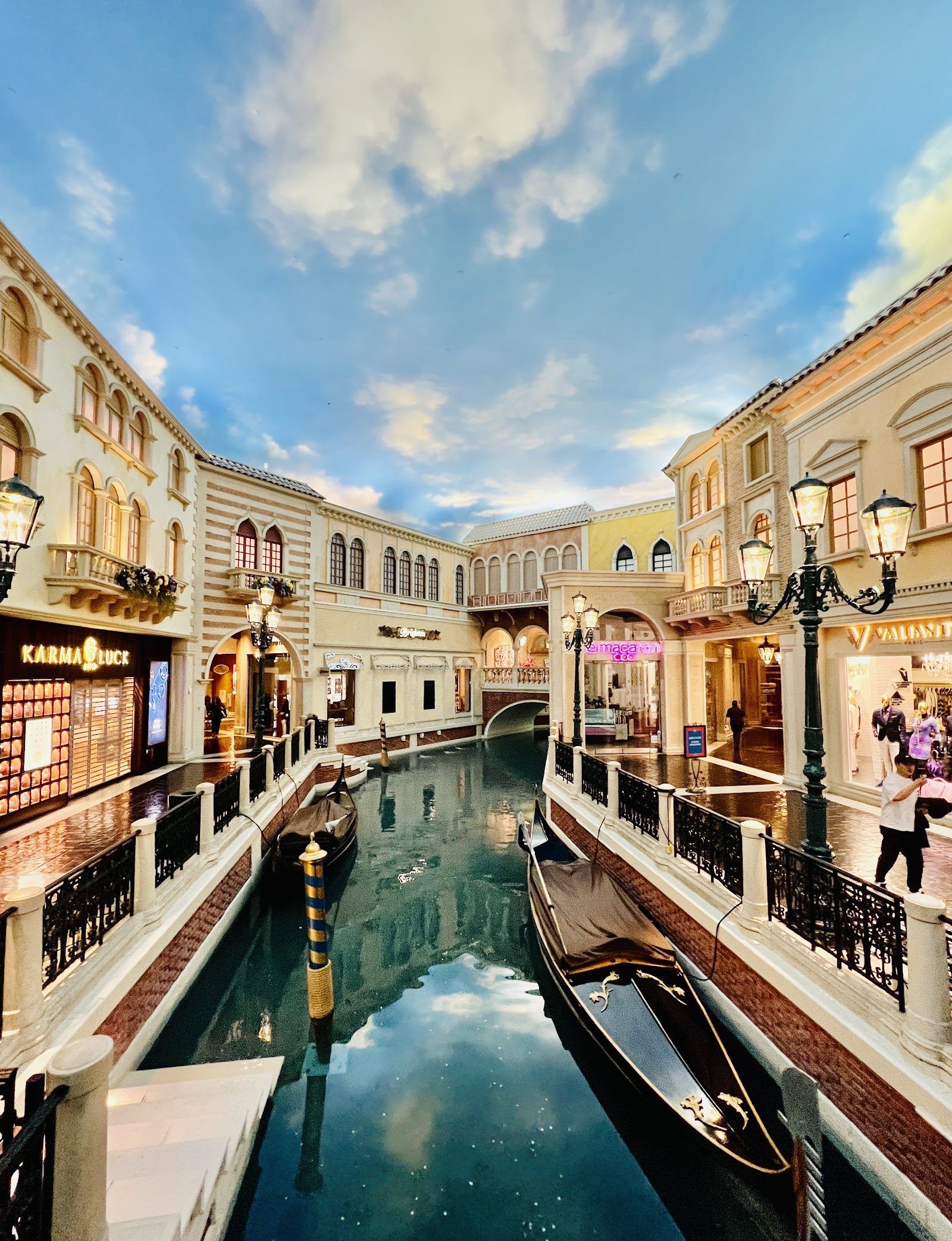 Public House at Venetian Las Vegas bar interior