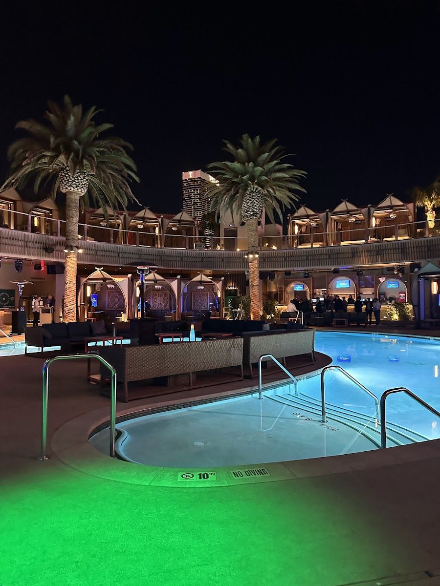 Zouk at Resorts World bar service
