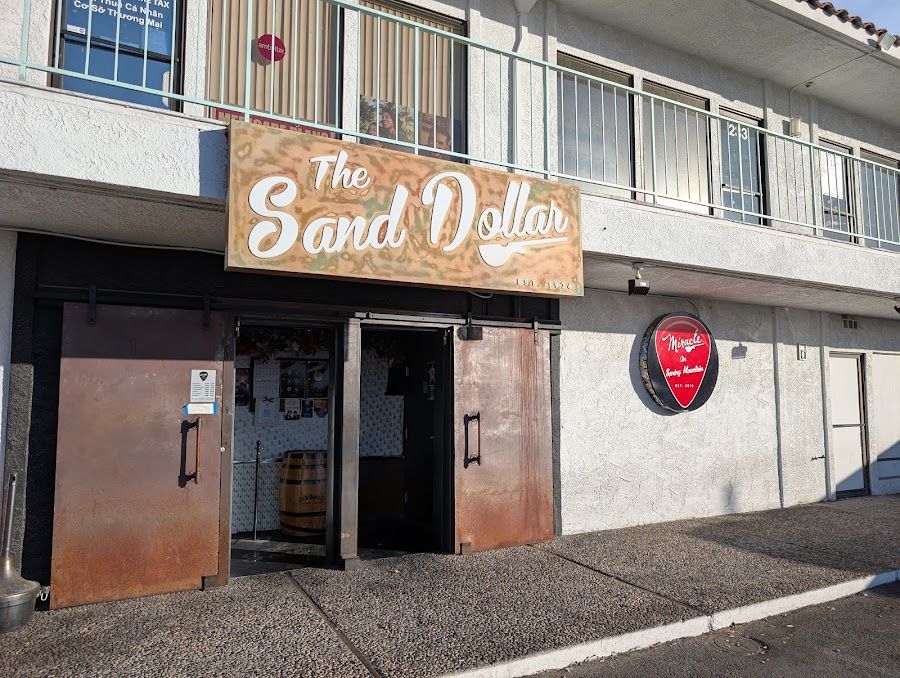 The Sand Dollar Lounge bar service