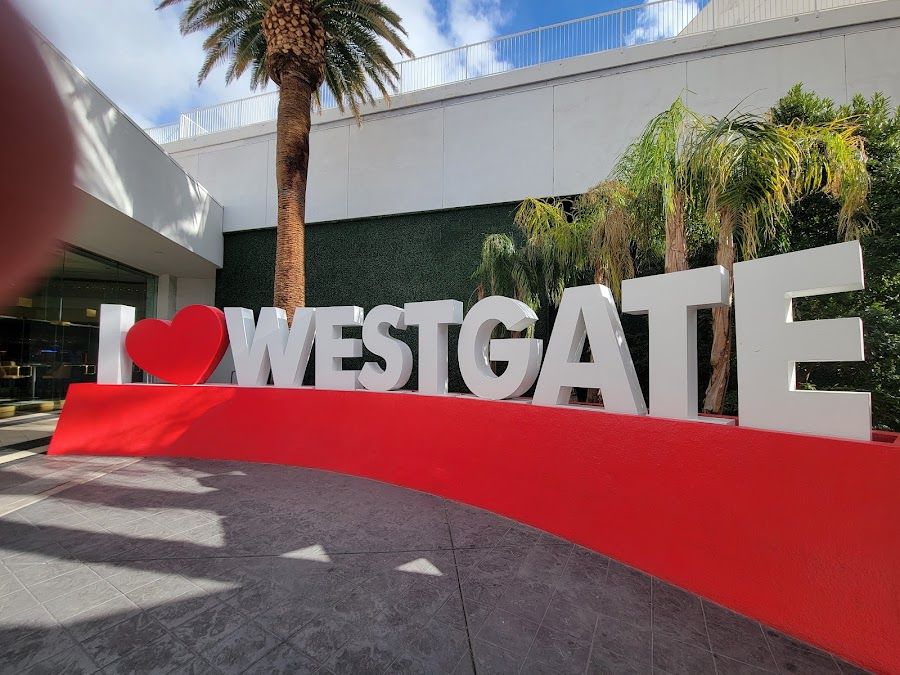 Westgate SuperBook Sports Bar bar service