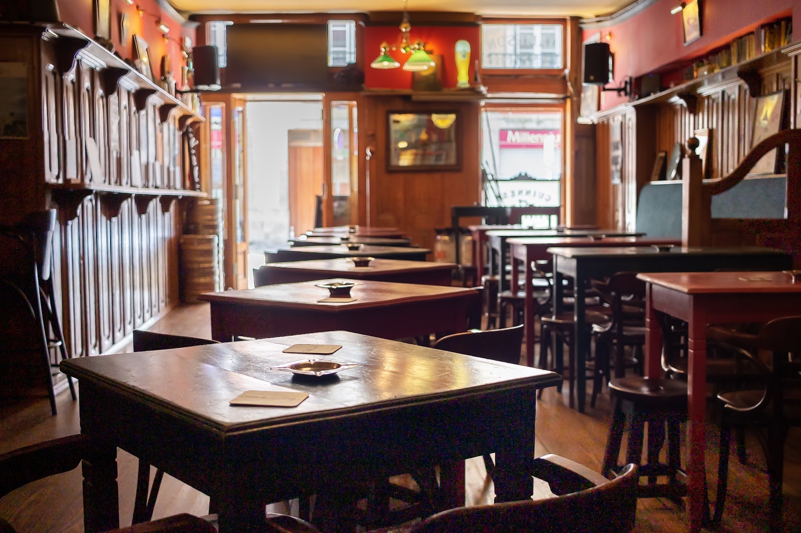 Hennessy's Irish Pub Lisbon bar interior