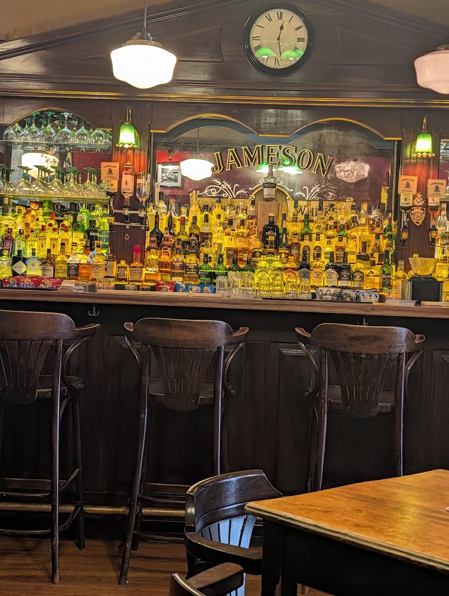 Hennessy's Irish Pub Lisbon evening service