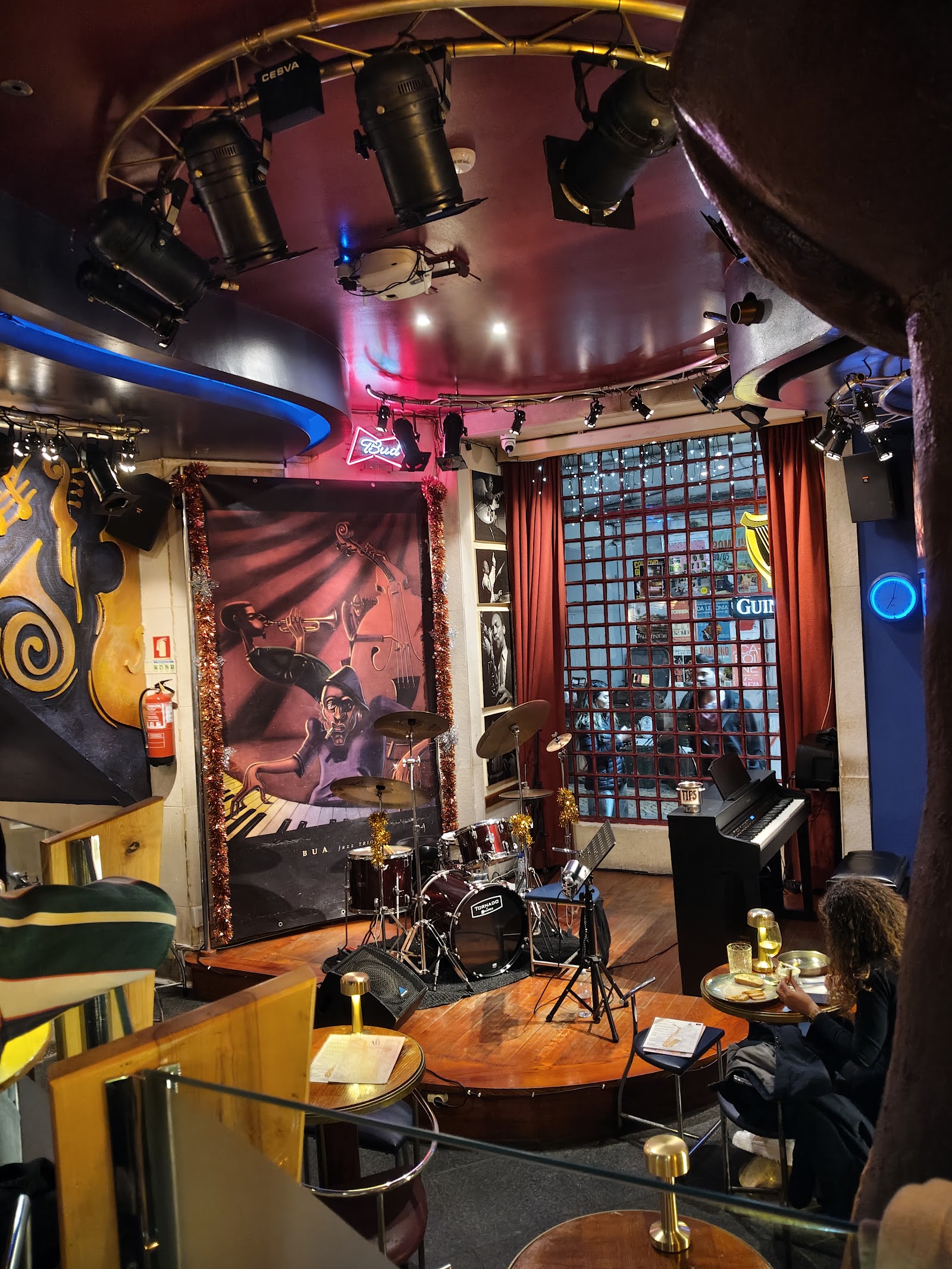 Paginas Tantas Live Music in Bairro Alto, Lisbon
