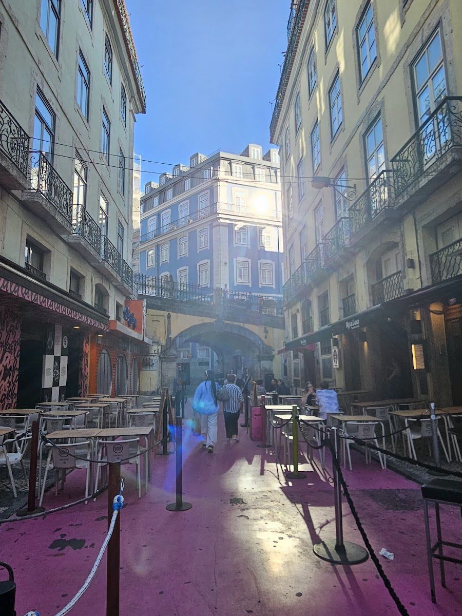 Povo Lisboa Cais do Sodre atmosphere