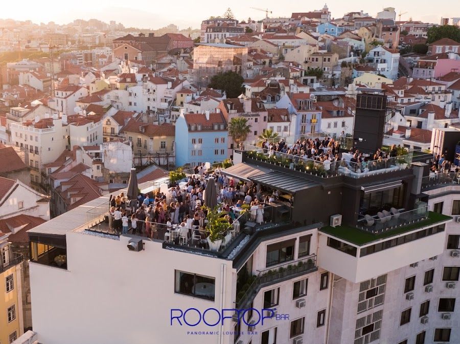 Rooftop Bar at Hotel Mundial Baixa atmosphere