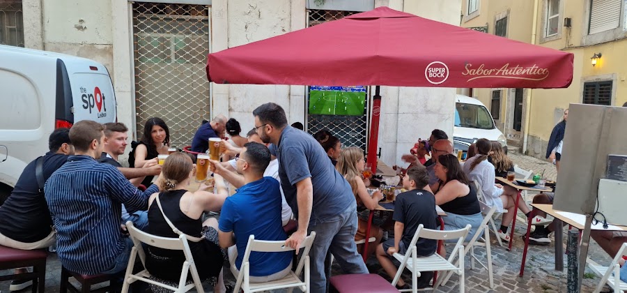 Spot Lisboa Lisbon drinks at the bar