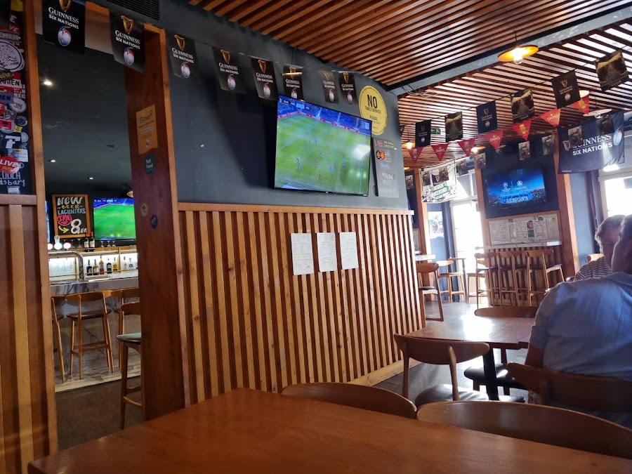 The Couch Sports Bar Lisbon pub atmosphere