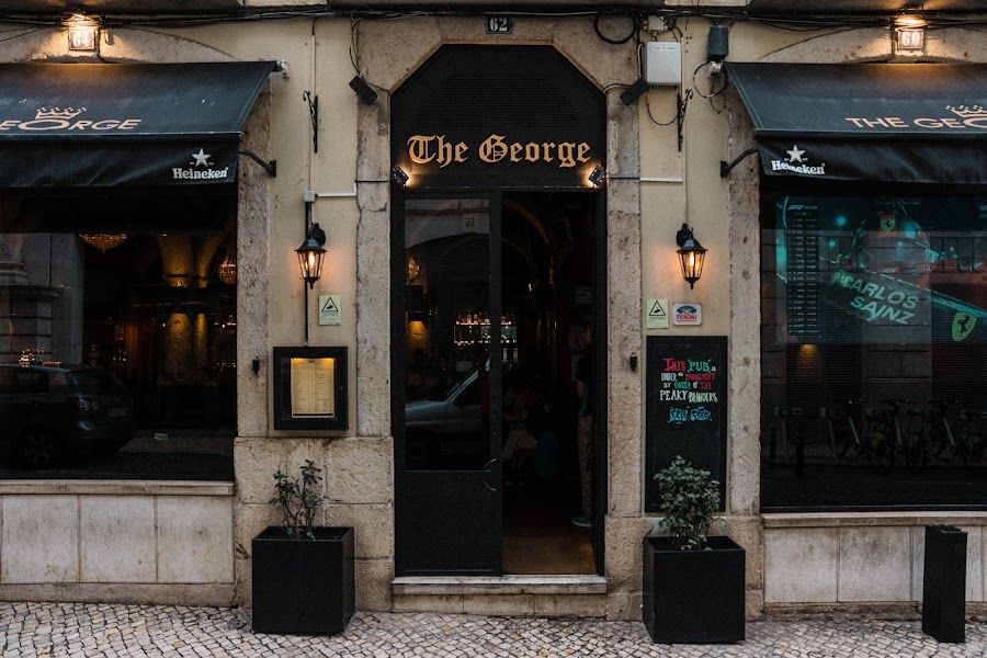 The George British Pub Principe Real atmosphere