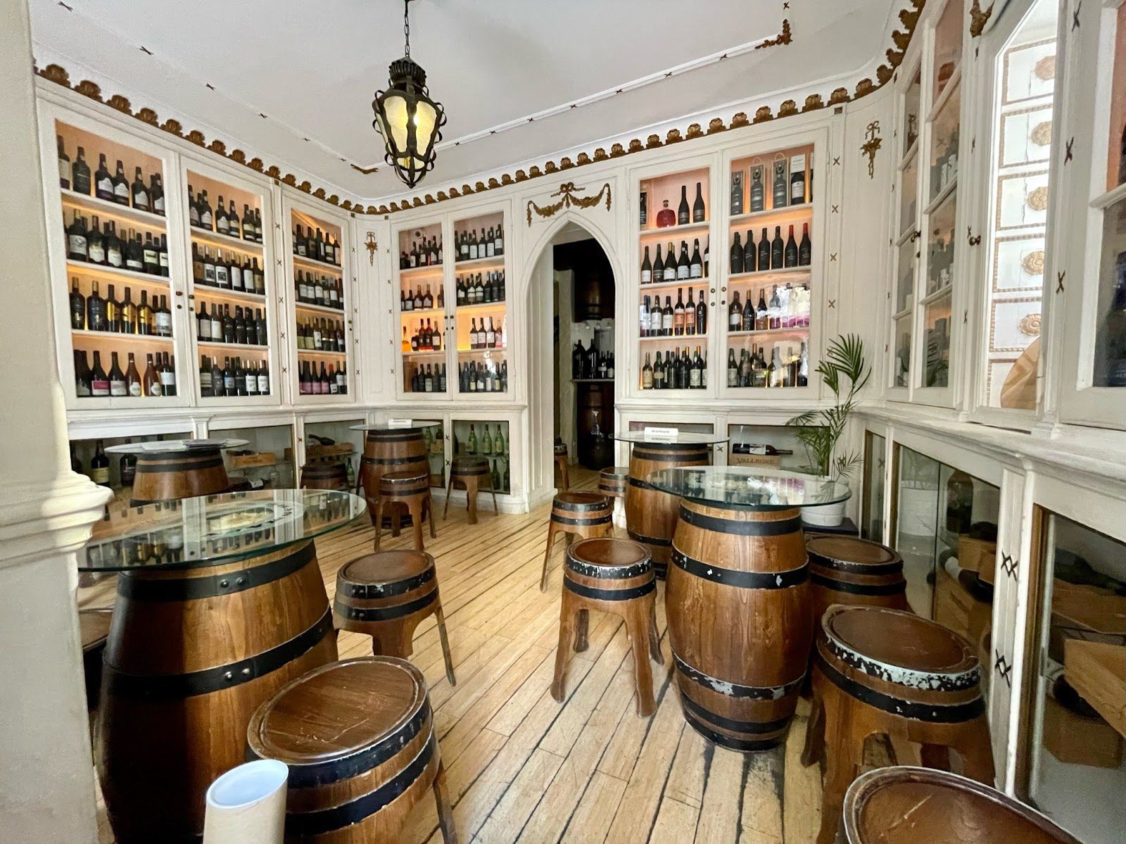The Old Pharmacy Lisbon bar interior