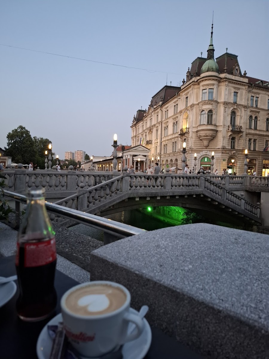 Kavarna Tromostovje, Ljubljana