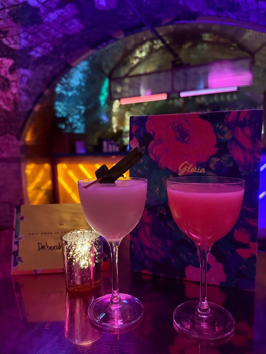 Blame Gloria bar service