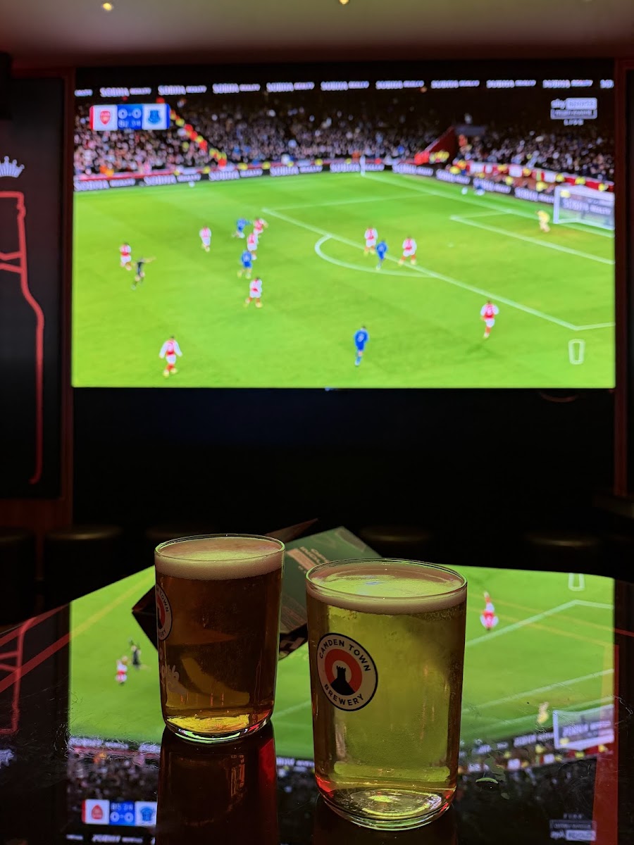 Kings Sports Bar London pub atmosphere