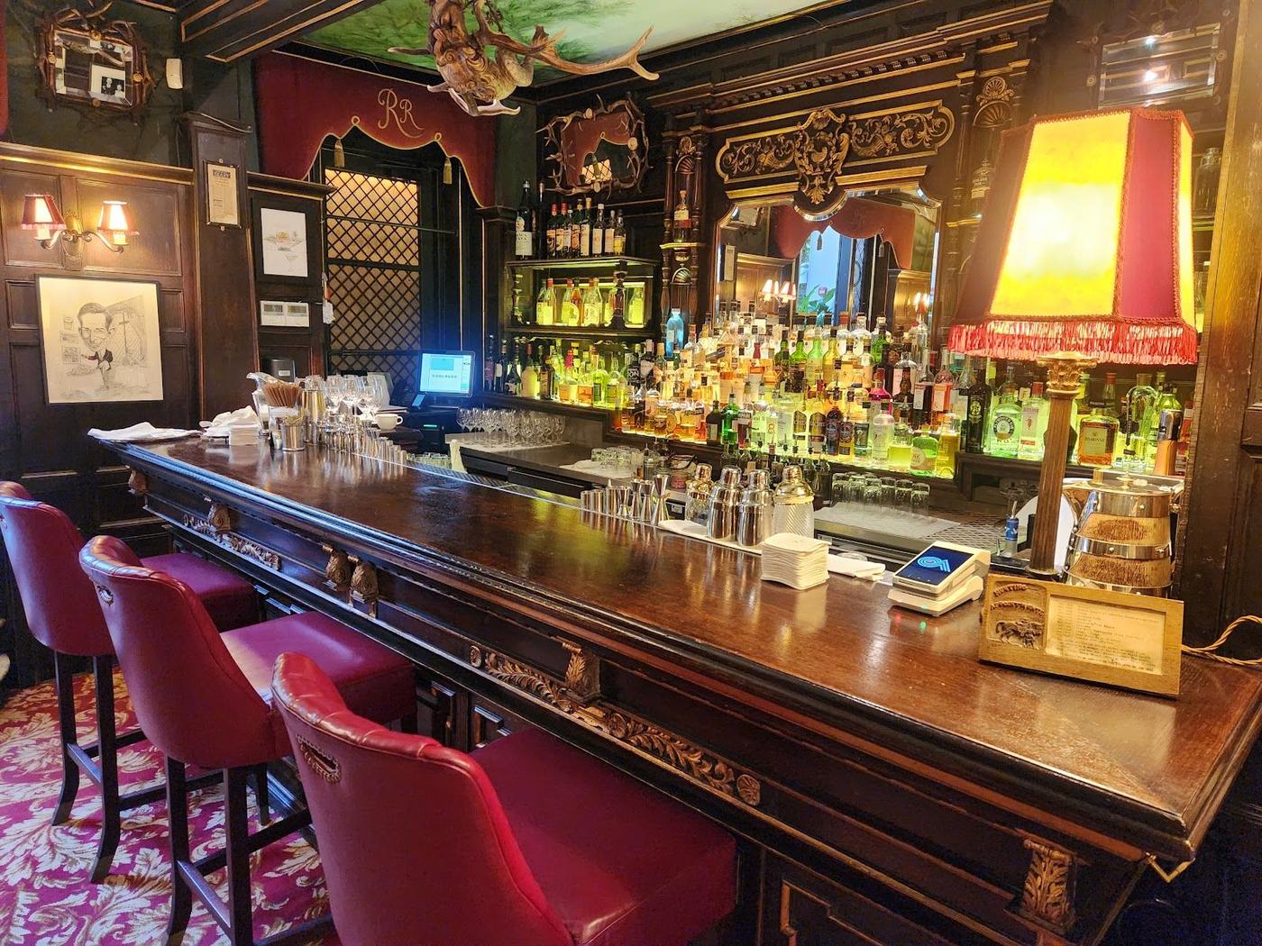 Historic pub interior atmosphere similar to Rules, Covent Garden