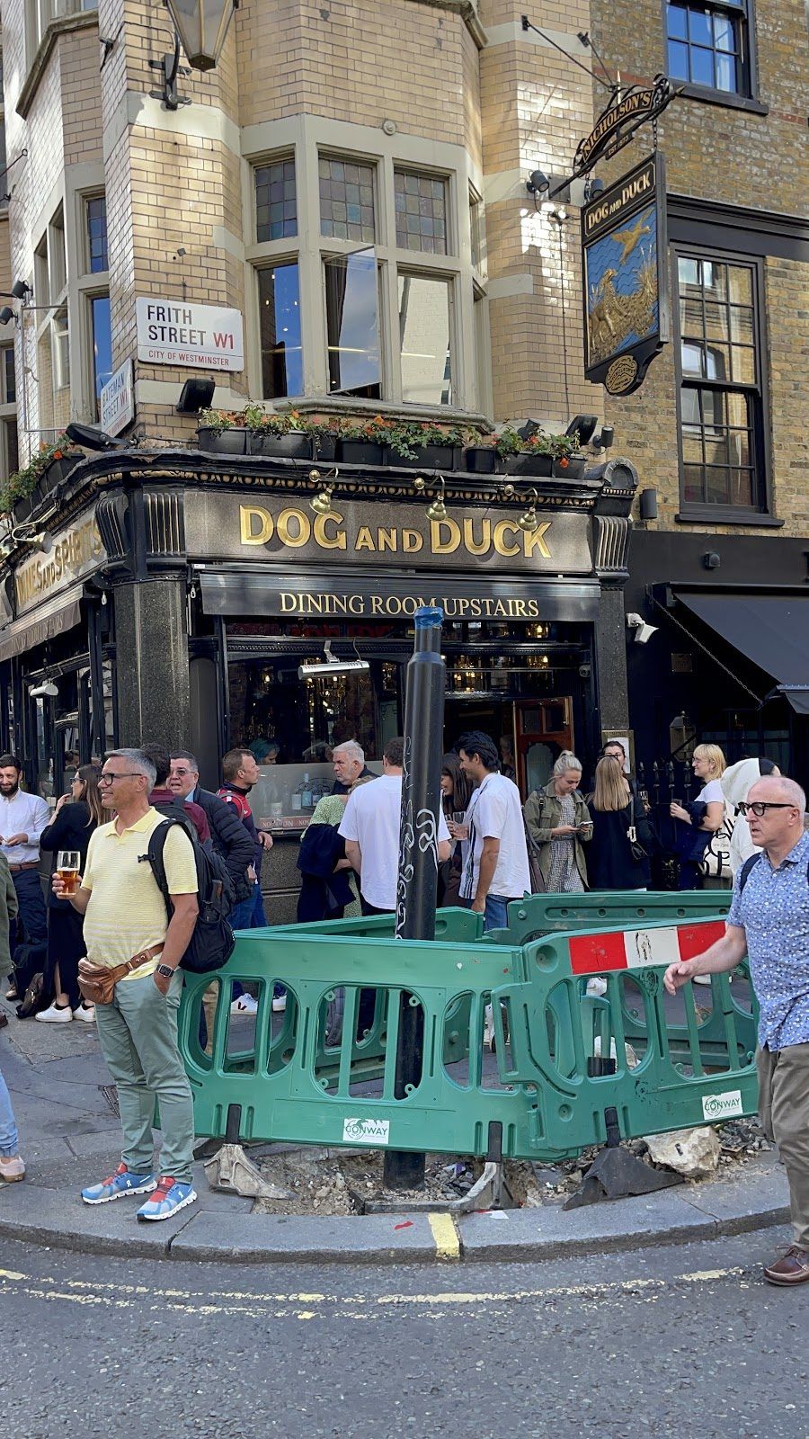 The Dog and Duck Soho atmosphere
