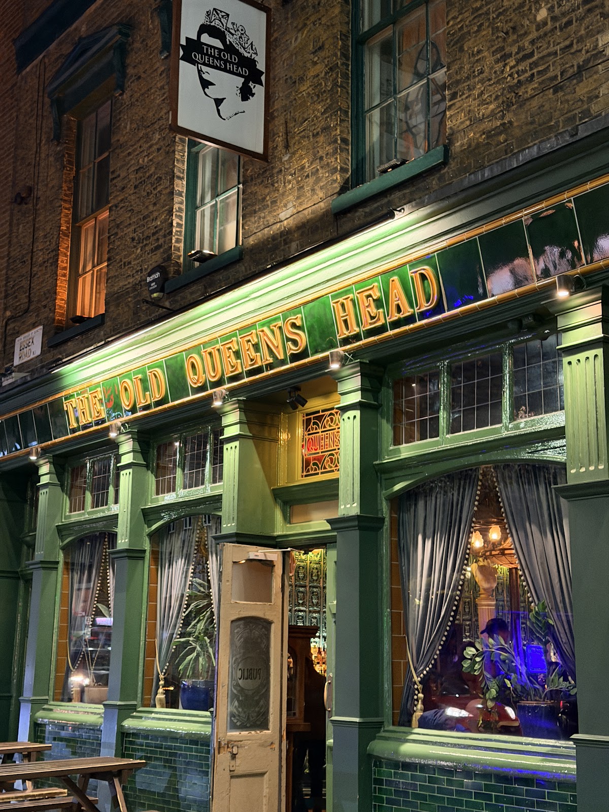 The Old Queen's Head interior, view 1