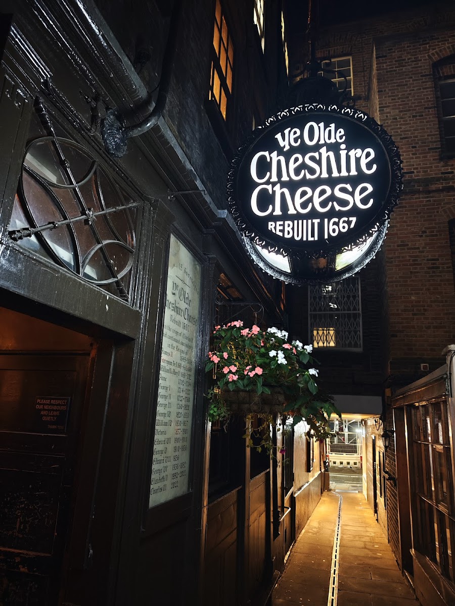 Ye Olde Cheshire Cheese, London