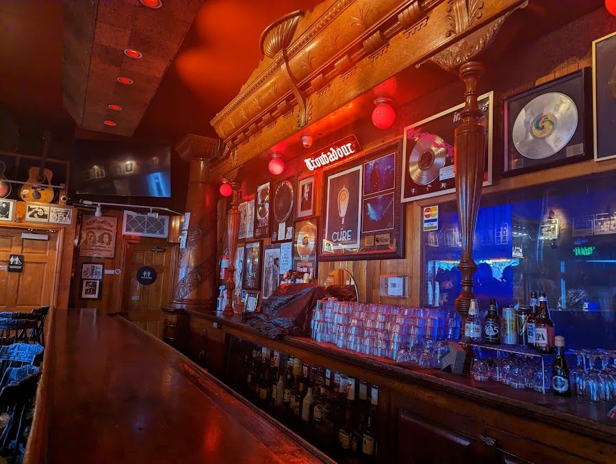 The Troubadour cocktail at the bar