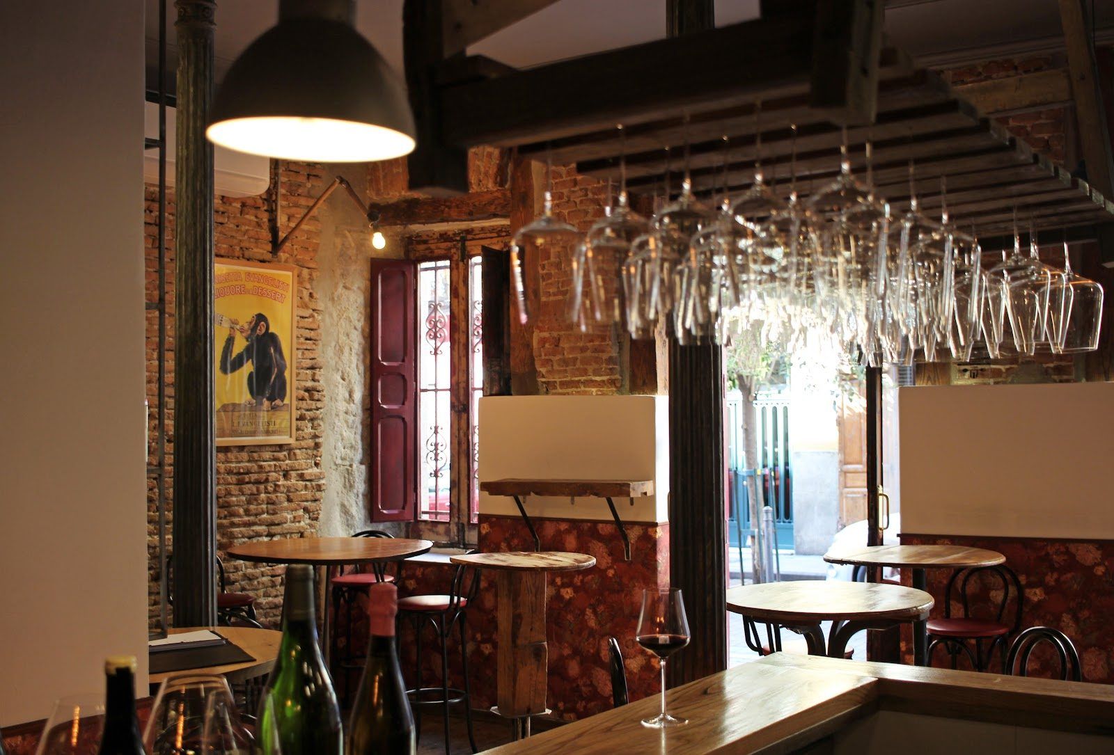 La Fisna Vinos Madrid bar interior