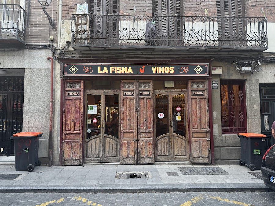 La Fisna Vinos bar service