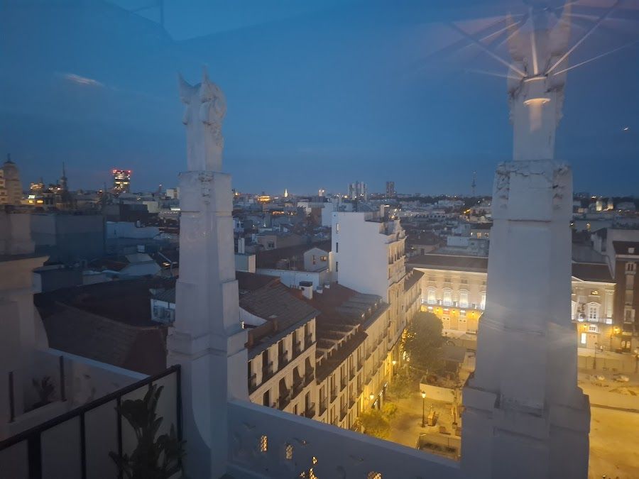 Radio Rooftop ME Madrid cocktail at the bar