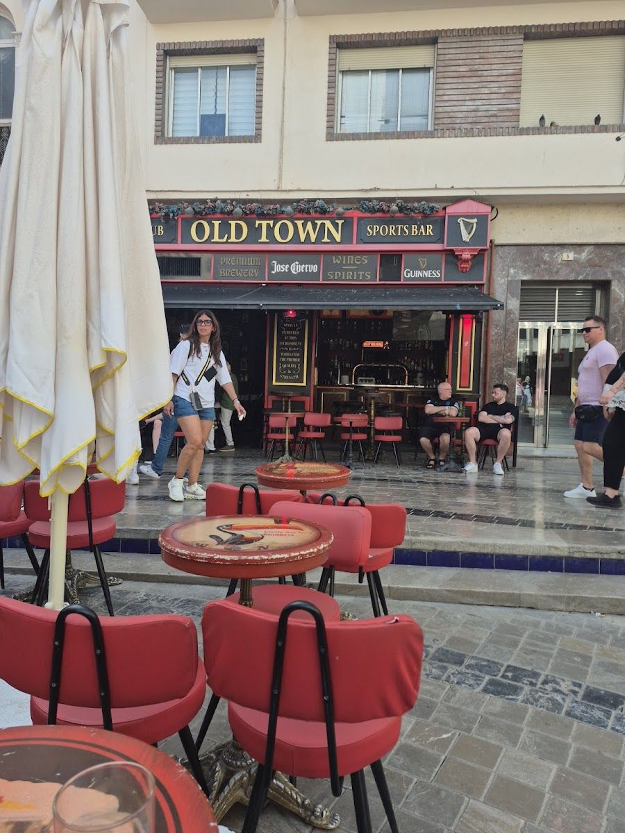 Old Town Pub bar service