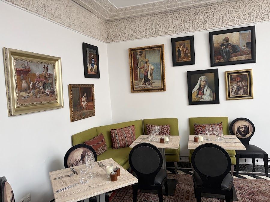Le Trou Au Mur bar service