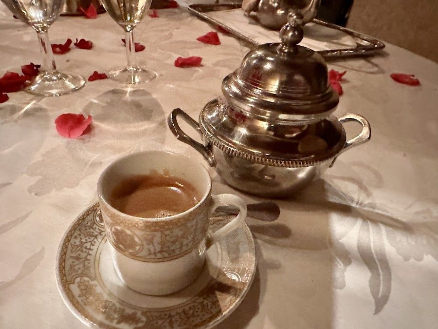 Le Tobsil Restaurant bar service