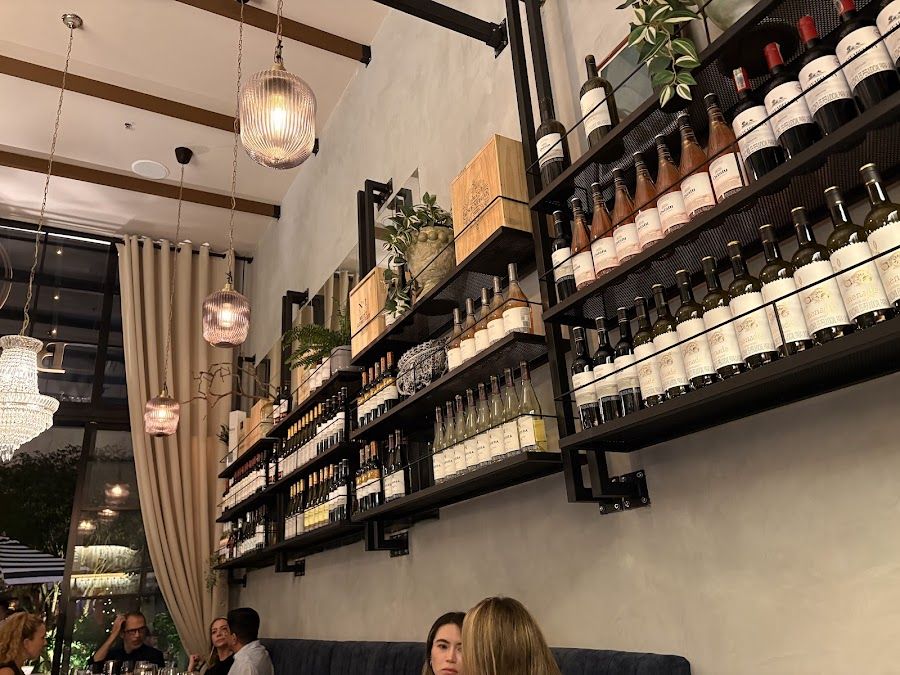 Dos Vinos Wine Bar El Poblado atmosphere