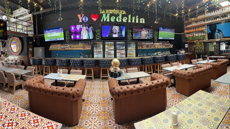 Medellin Pub El Poblado atmosphere