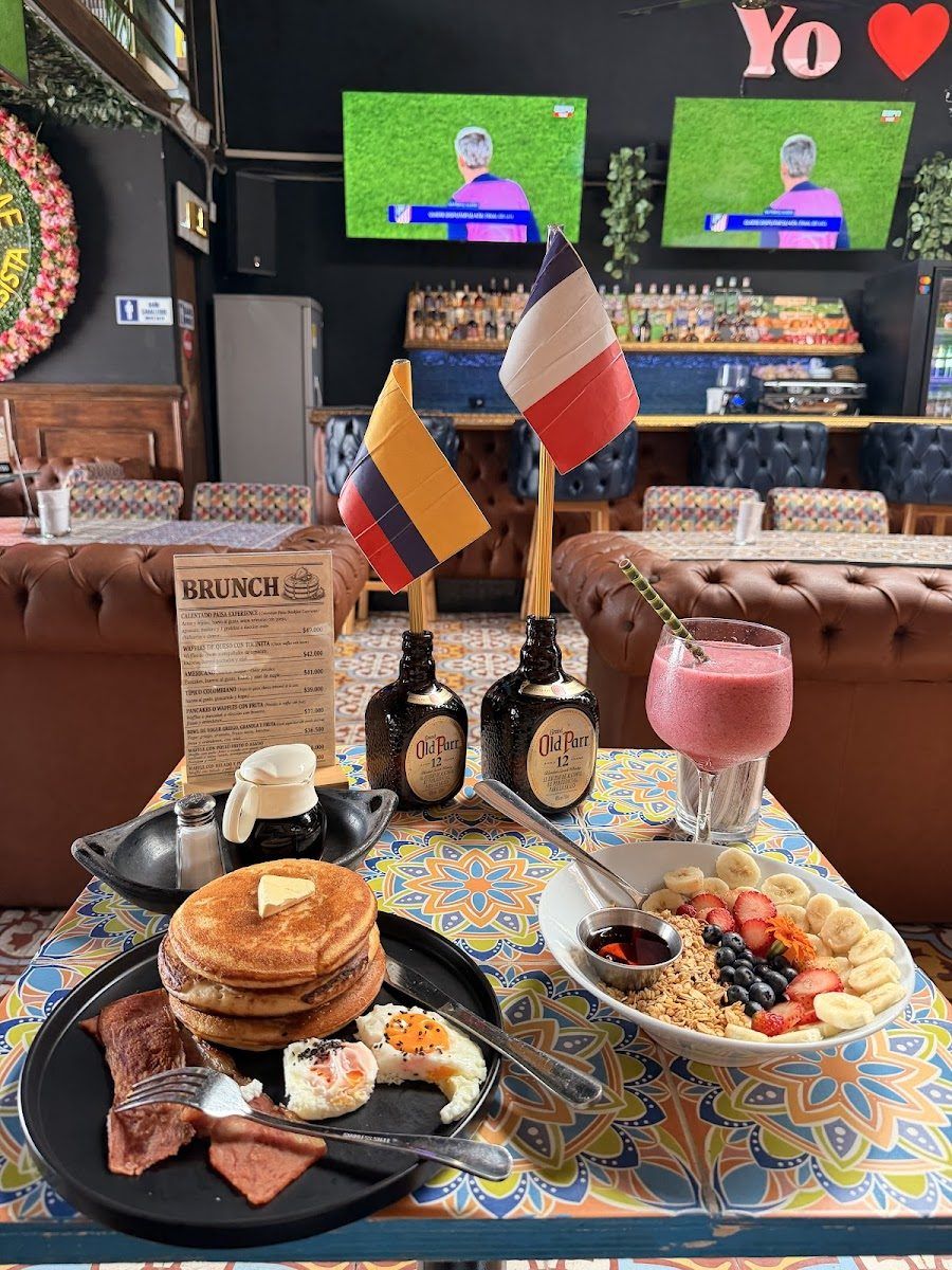 Medellin Pub bar service